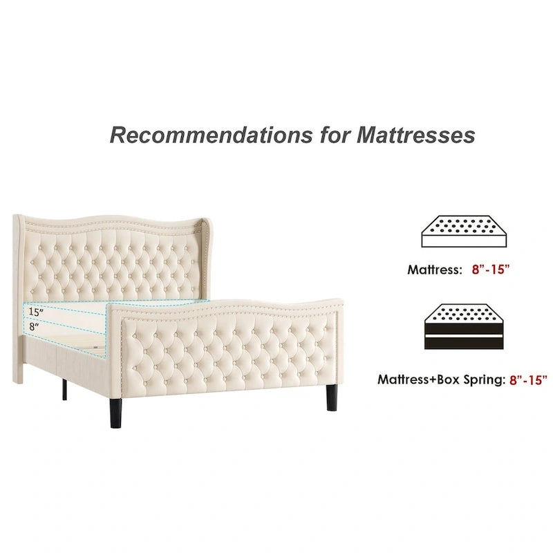 Lit plateforme en velours avec tête de lit sculptée et clous décoratifs en cuivre