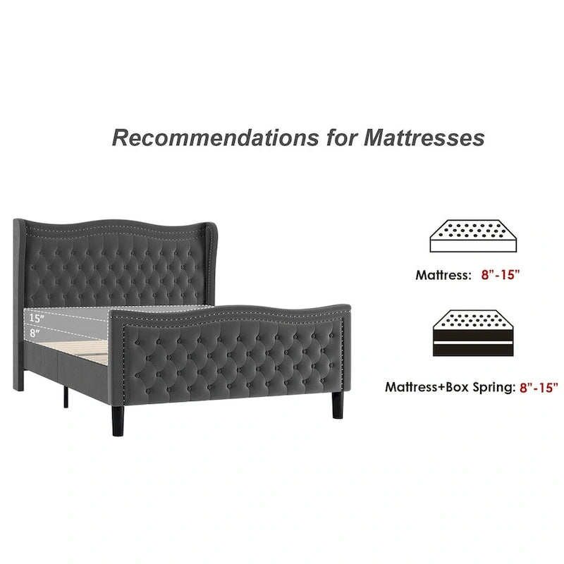 Lit plateforme en velours avec tête de lit sculptée et clous décoratifs en cuivre