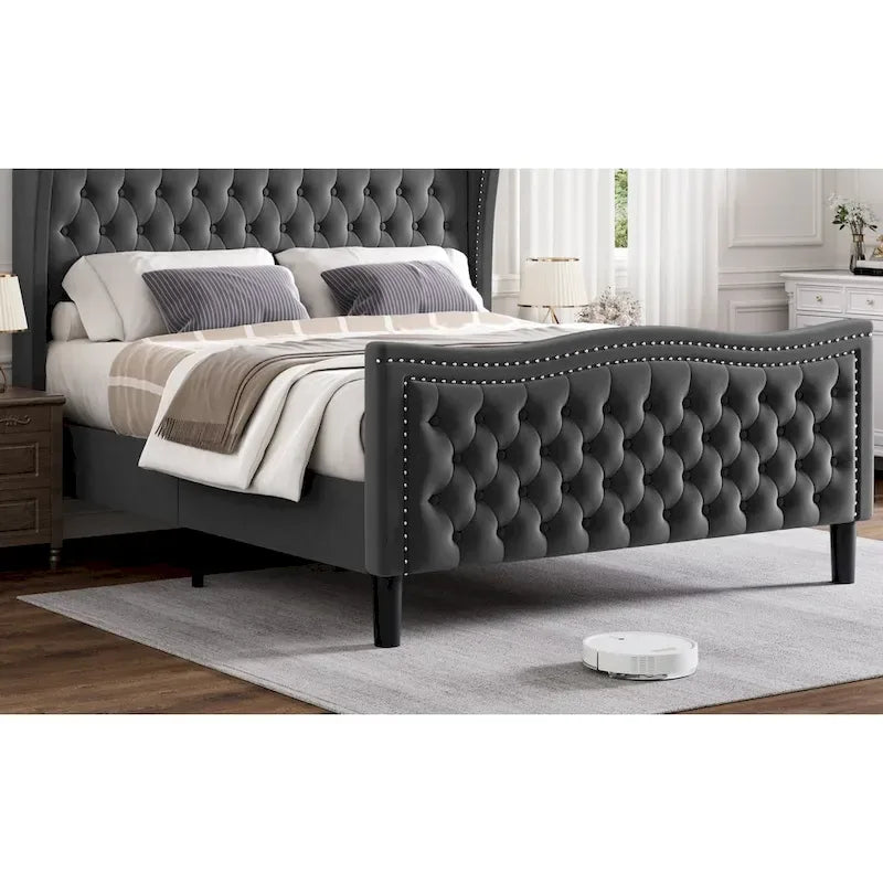 Lit plateforme en velours avec tête de lit sculptée et clous décoratifs en cuivre