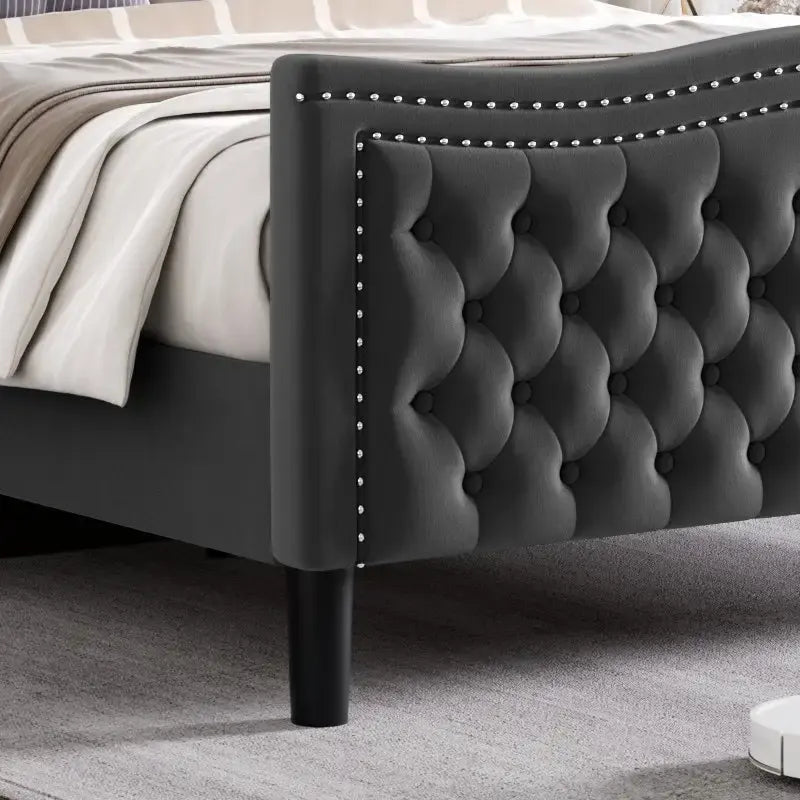 Lit plateforme en velours avec tête de lit sculptée et clous décoratifs en cuivre