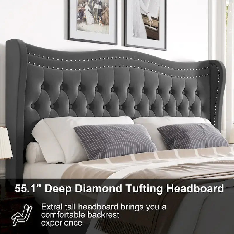 Lit plateforme en velours avec tête de lit sculptée et clous décoratifs en cuivre