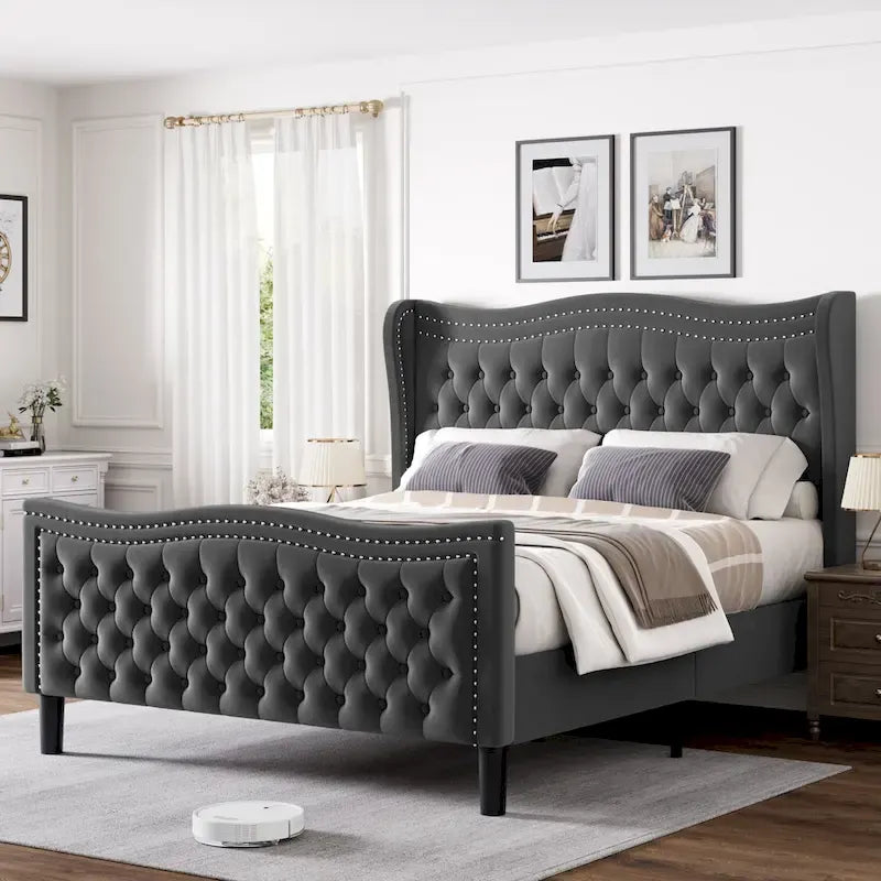 Lit plateforme en velours avec tête de lit sculptée et clous décoratifs en cuivre