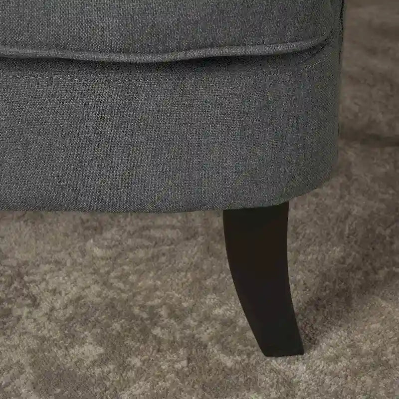 Fauteuil club en tissu capitonné avec dossier incurvé et pieds en bouleau