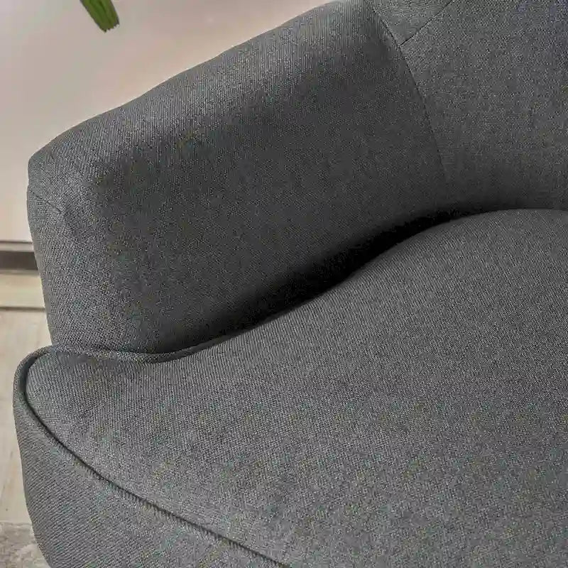 Fauteuil club en tissu capitonné avec dossier incurvé et pieds en bouleau