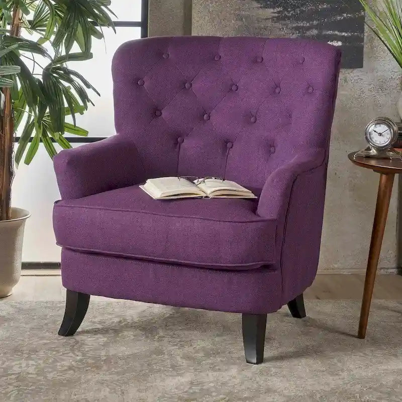 Fauteuil club en tissu capitonné avec dossier incurvé et pieds en bouleau