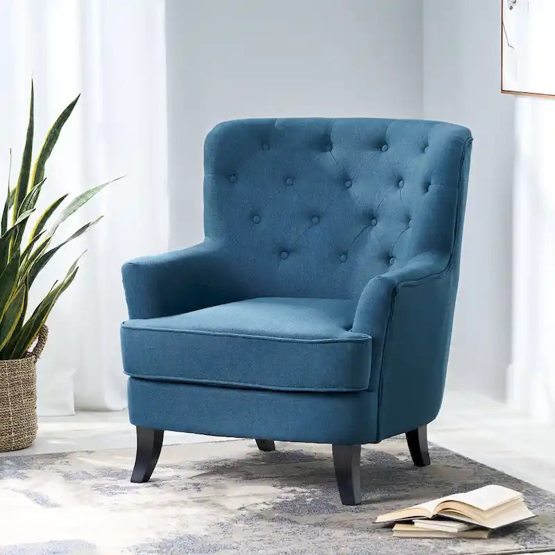 Fauteuil club en tissu capitonné avec dossier incurvé et pieds en bouleau