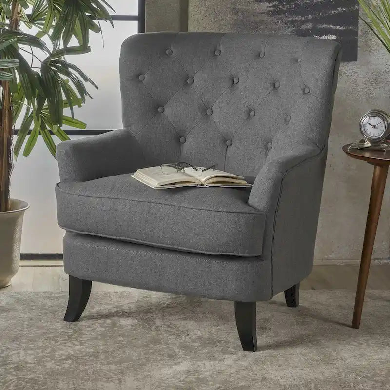 Fauteuil club en tissu capitonné avec dossier incurvé et pieds en bouleau