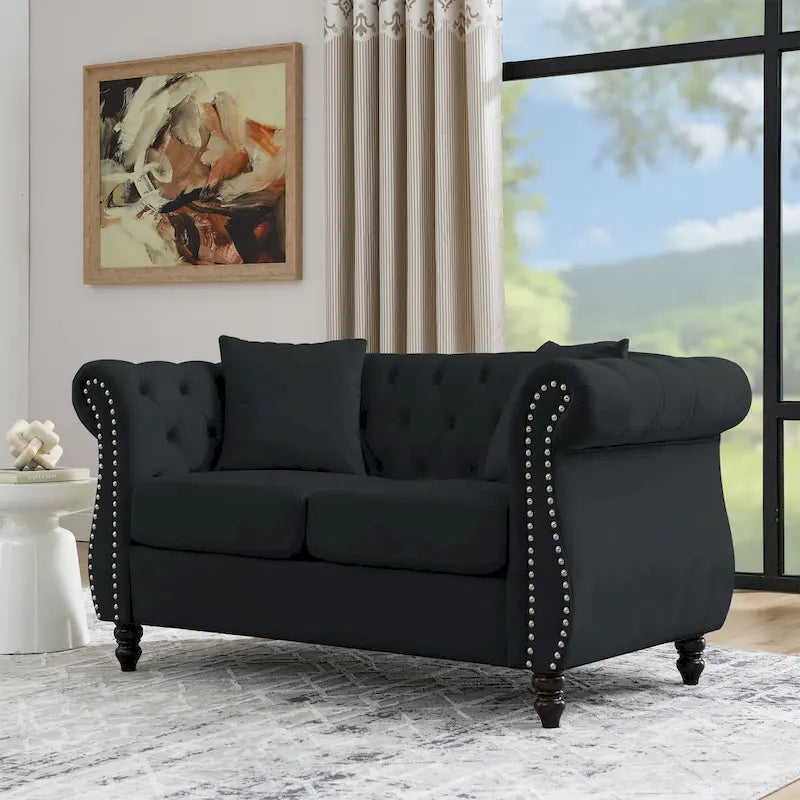 Canapé 2 places Chesterfiled en velours noir avec dossier touffeté, accoudoirs roulés et garniture cloutée
