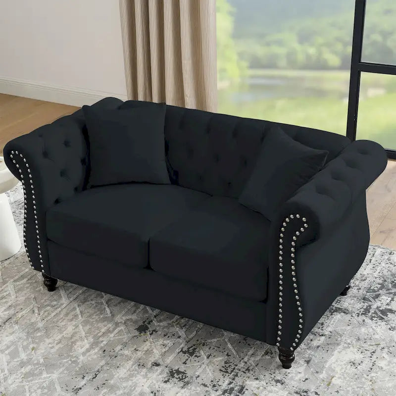Canapé 2 places Chesterfiled en velours noir avec dossier touffeté, accoudoirs roulés et garniture cloutée