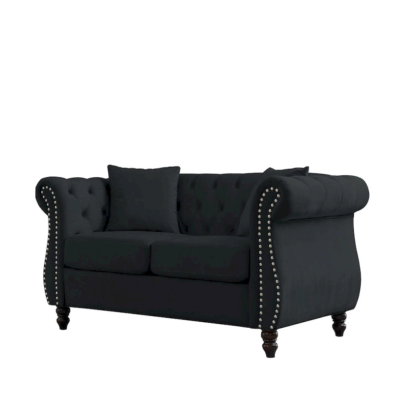 Canapé 2 places Chesterfiled en velours noir avec dossier touffeté, accoudoirs roulés et garniture cloutée