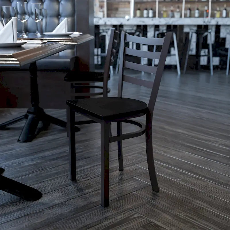 Chaise de salle à manger en métal à dossier échelle, avec assise en bois et cadre thermolaqué