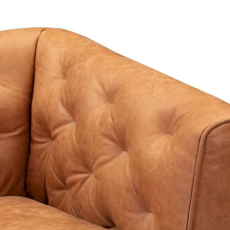 Fauteuil de salon capitonné en cuir italien avec pieds en bois massif et coussin en plumes