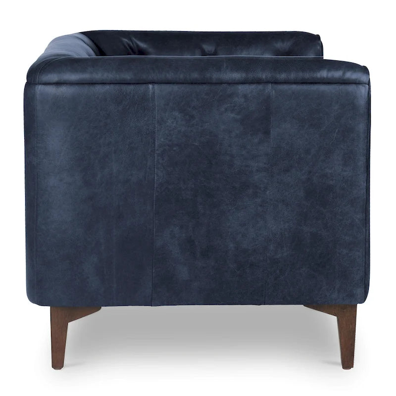 Fauteuil de salon capitonné en cuir italien avec pieds en bois massif et coussin en plumes