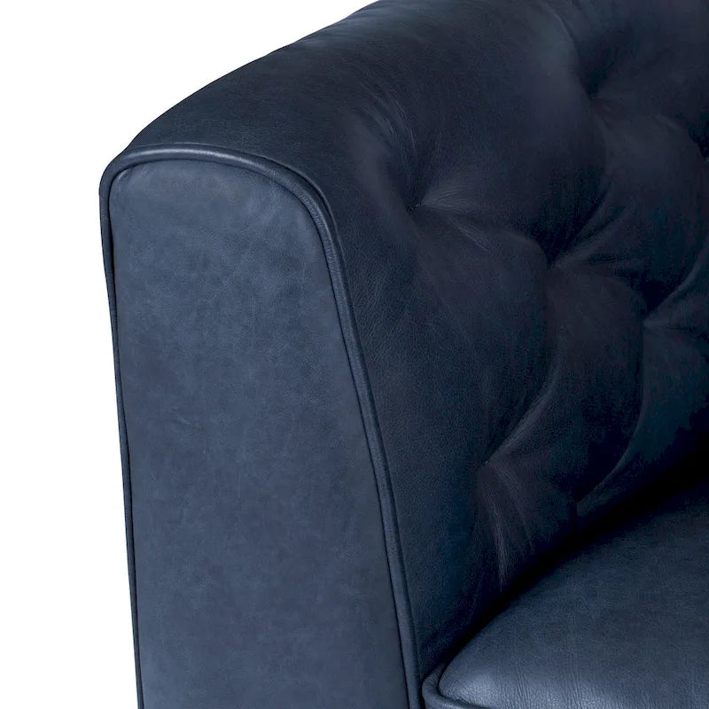 Fauteuil de salon capitonné en cuir italien avec pieds en bois massif et coussin en plumes