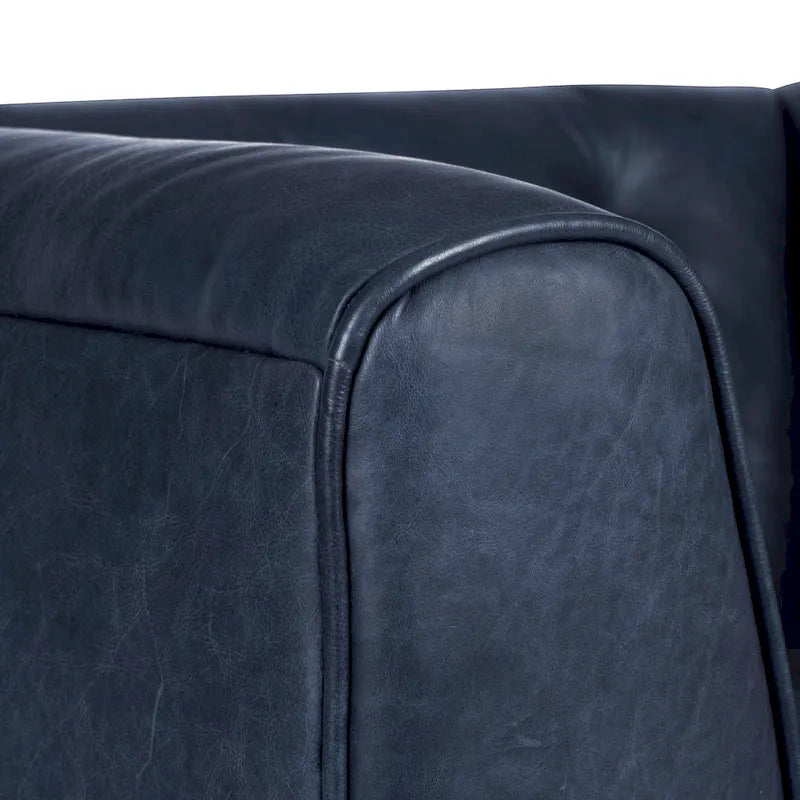 Fauteuil de salon capitonné en cuir italien avec pieds en bois massif et coussin en plumes