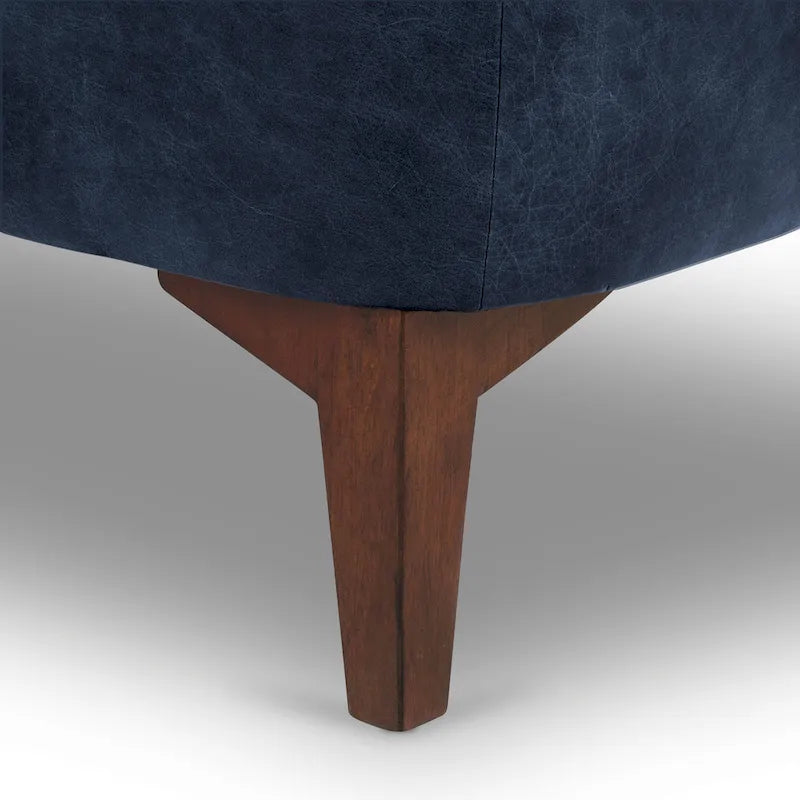 Fauteuil de salon capitonné en cuir italien avec pieds en bois massif et coussin en plumes